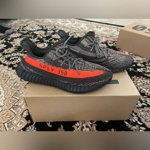 adidas Yeezy Boost 350 V2
Carbon Beluga